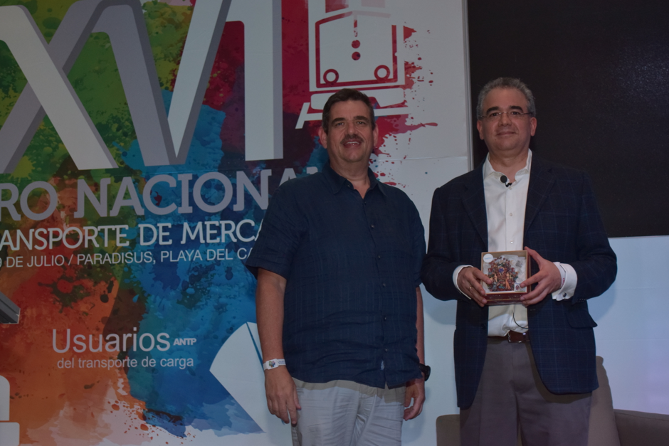 Argenis Bauza recibió un reconocimiento de manos del presidente de la ANTP.