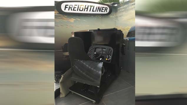 Freightliner entrega simulador de conducción a CANACAR