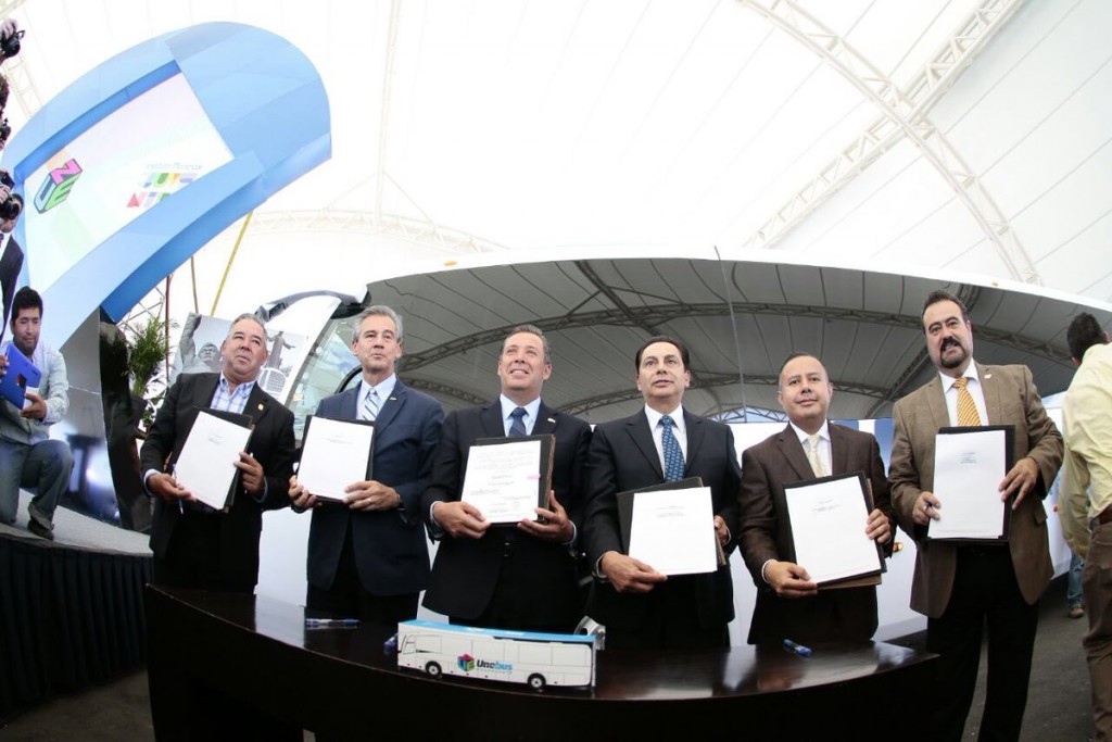 El gobernador y los alcaldes, muestran el convenio signado