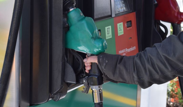 El precio de la gasolina se fijó en 24 pesos el litro.