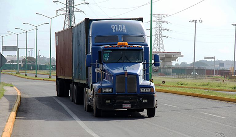El intercambio de mercancías entre Estados Unidos y México, a cargo del autotransporte de carga, cayó 3.2% anual en enero pasado.