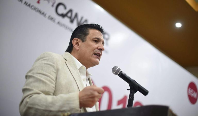 Enrique Gonzalez ante transportistas en Manzanillo.