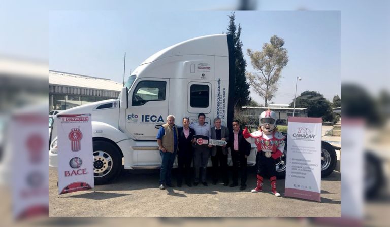 kenworth-impulsa-la-profesionalizacion-de-conductores-en-guanajuato