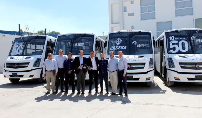 navistar-entrega-unidades-a-transportes-acna