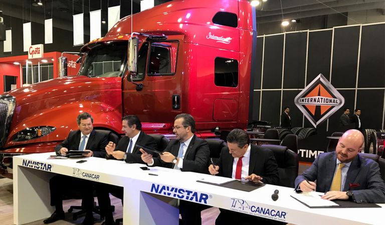 navistar-renueva-convenio-con-canacar