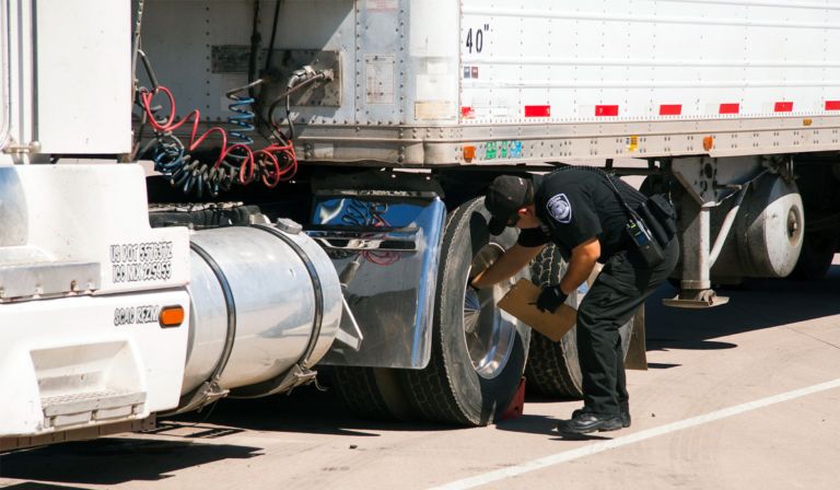 Arizona refuerza vigilancia a vehículos comerciales en sus fronteras