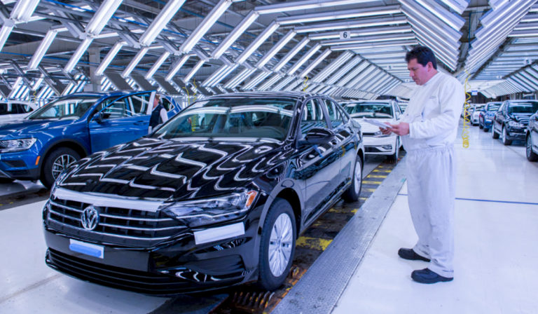 Gobierno de Puebla frena de manera indefinida el retorno de automotrices