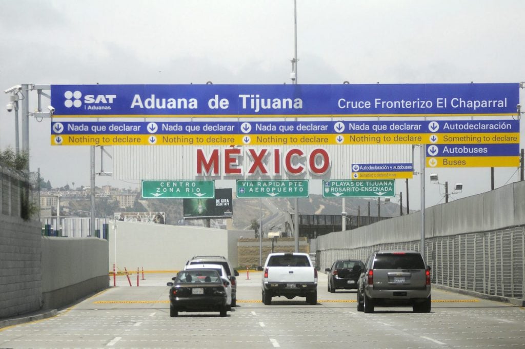 Estados Unidos extiende un mes más las restricciones en la frontera