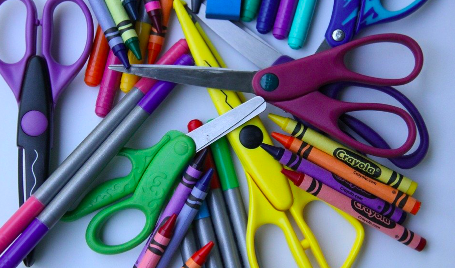 Fabricación y distribución de artículos escolares, nueva actividad esencial