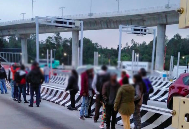 Toma de casetas y boteo: el otro virus que aqueja a transportistas