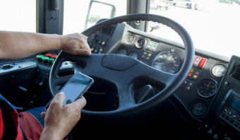 La IA puede reducir hasta 50% el uso del celular durante la conducción: Métrica Móvil