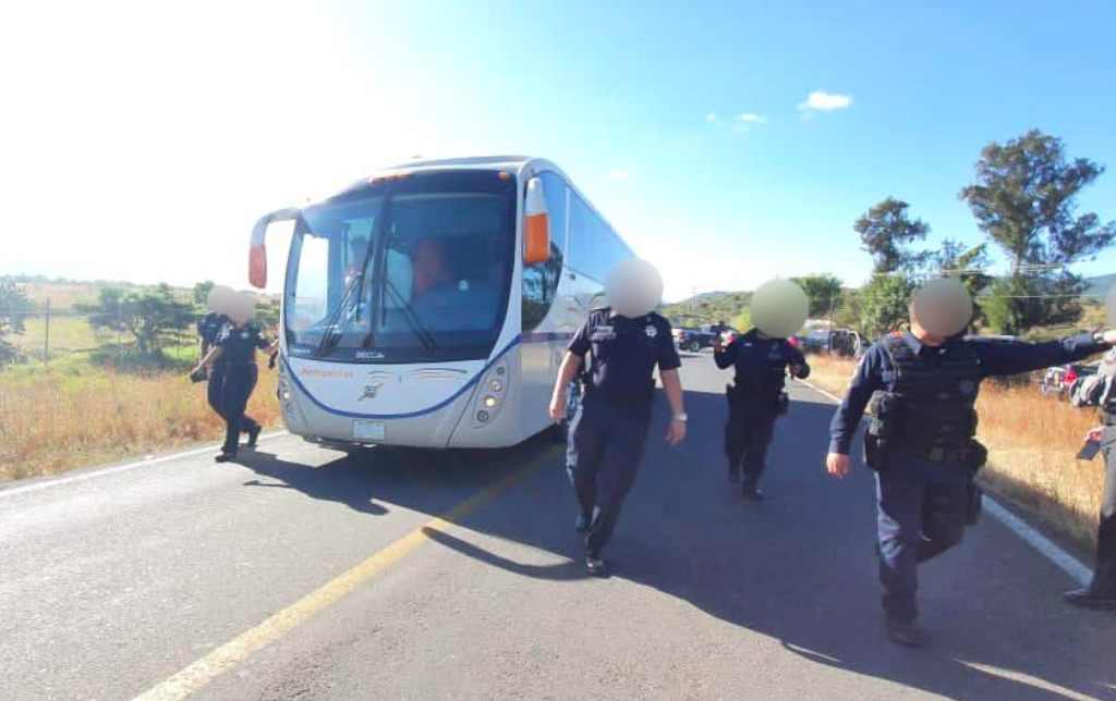 Toma de casetas, bloqueos y robo de unidades imperan en Michoacán
