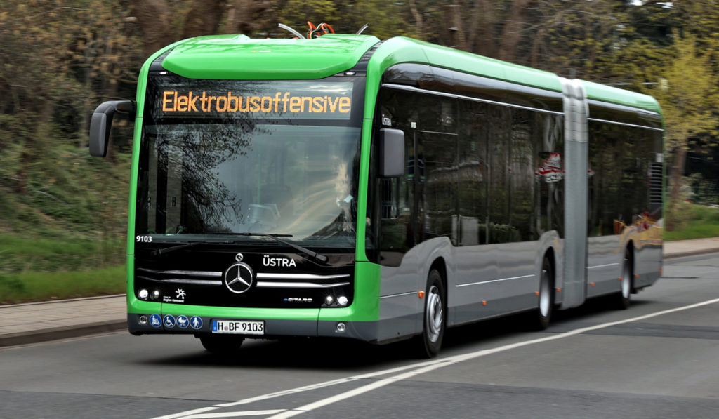 Mercedes-Benz entrega los primeros buses articulados eléctricos en Hannover