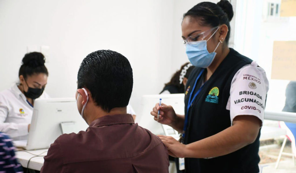 Gobierno de AMLO alista vacunación a personal educativo