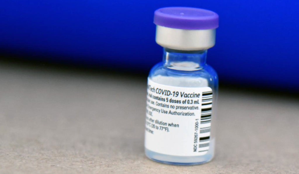 Pfizer va por autorización para uso de vacuna en adolescentes