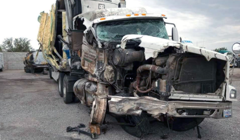 Un camión que arrolla a un operador