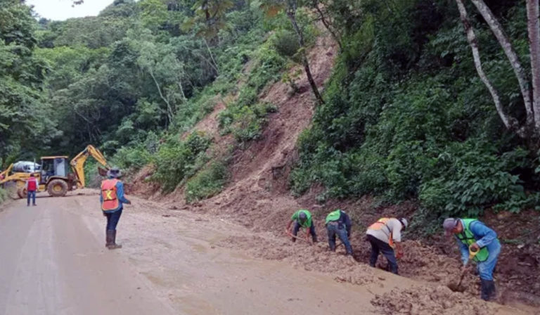 Atienden deslave por lluvias en carreteras de Veracruz