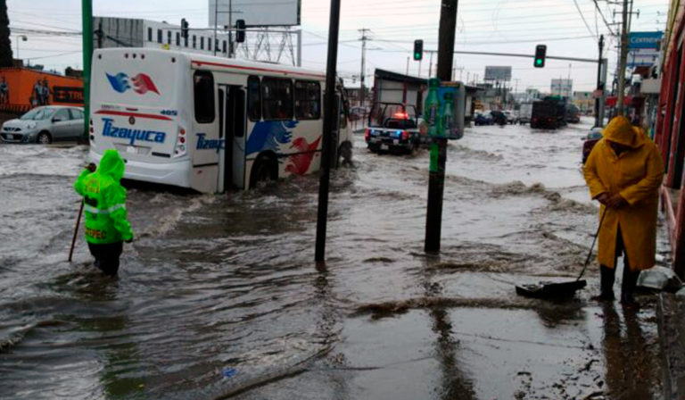 Inundaciones y caos vial por tormenta en Ecatepec