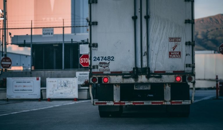 Estrategia cero COVID-19 impuesta por China amenaza al transporte de carga