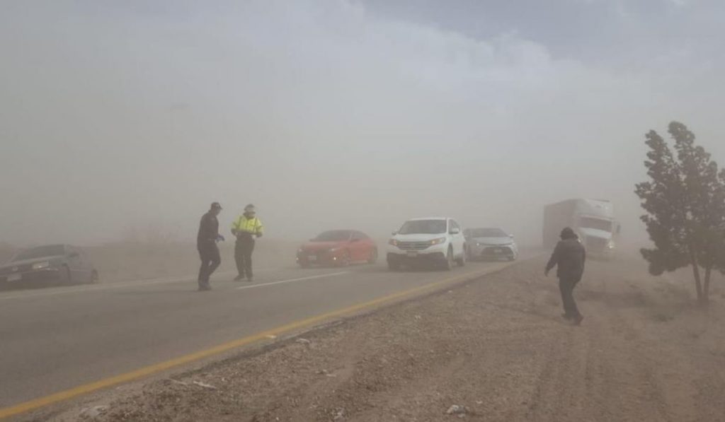 Alertan por poca visibilidad en tramos de Chihuahua ante fuertes vientos
