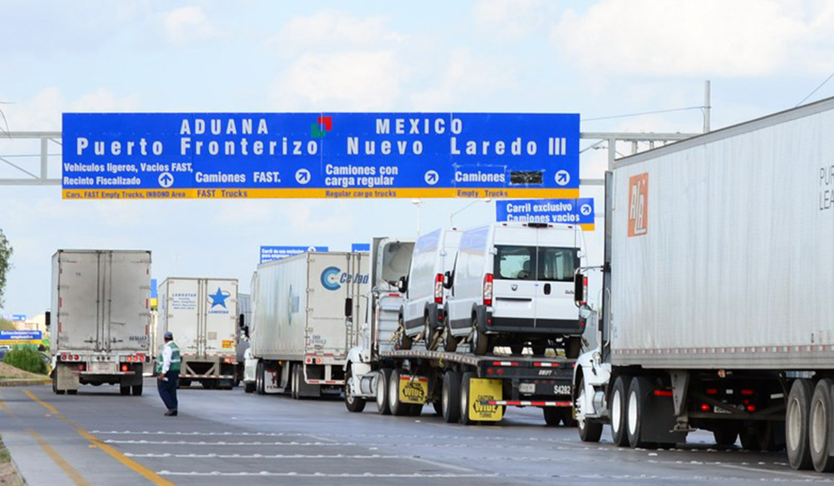 Transportistas esperan más de 36 horas en Nuevo Laredo; se regulan