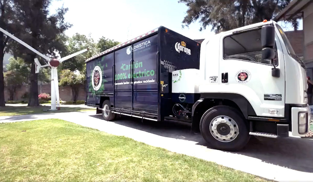 Grupo Modelo estrena su primer camión eléctrico de cama baja y con componentes de plástico reutilizado