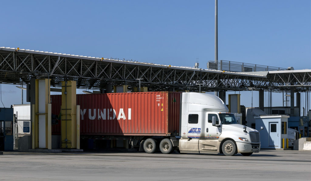 Autotransporte México-EU reporta récord máximo en valor de carga