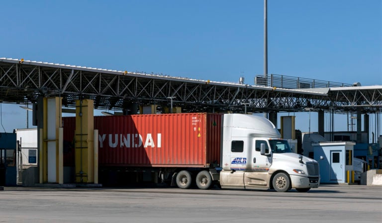 Con aranceles, autotransporte logra un nuevo récord en valor de carga México-EU