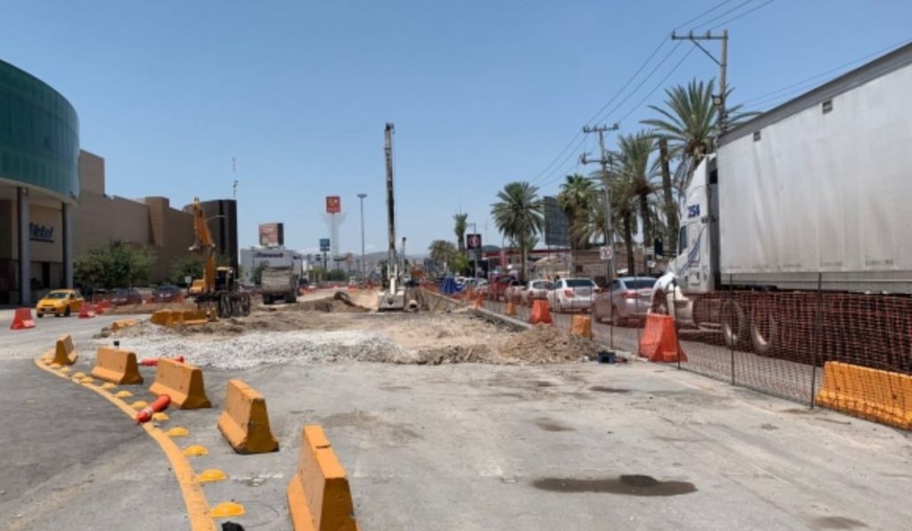 Cierran carriles por construcción de Sistema Vial Cuatro Caminos en Torreón