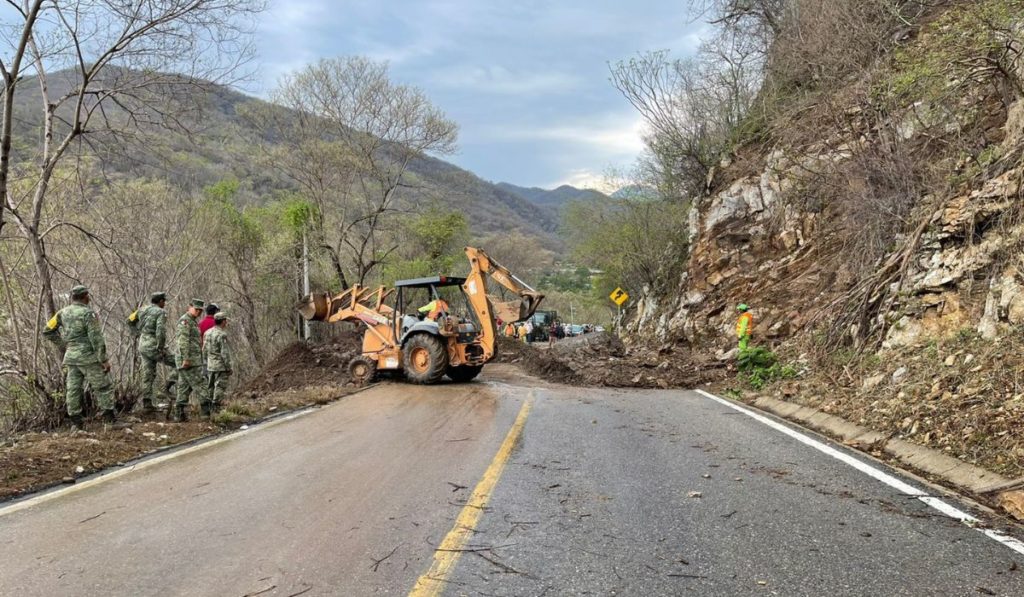 SICT abre a la circulación 150 caminos tras atender daños por huracán Agatha