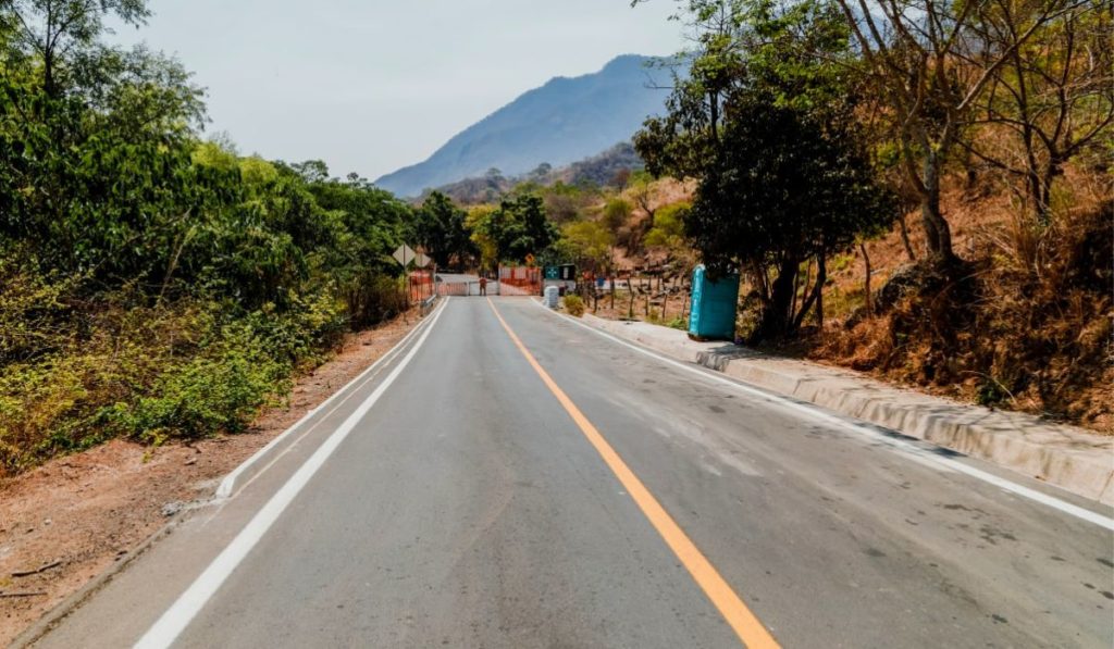 Cierran nueva carretera Autlán-Villa Purificación por caída de rocas y tierra