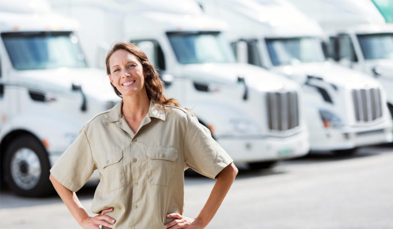 Biden avanza en su estrategia para atraer a más mujeres al autotransporte de carga