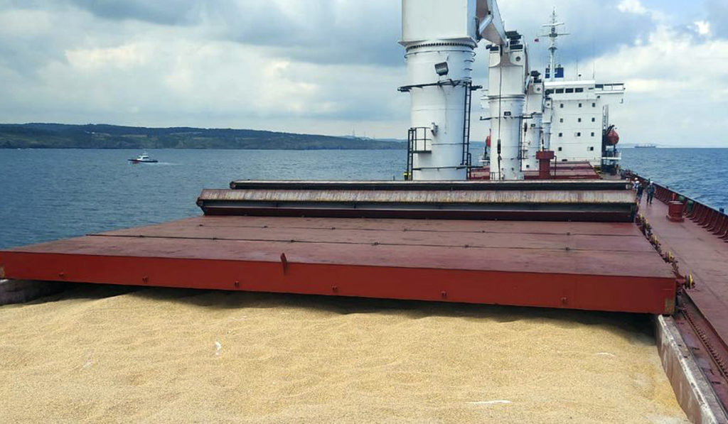 Zarpa barco ucraniano con maíz por primera vez desde el inicio de la guerra