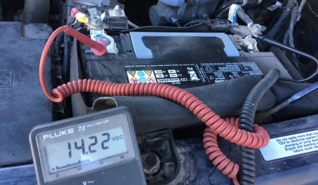 Cómo dar mantenimiento y alargar la vida útil de la batería de tu camión
