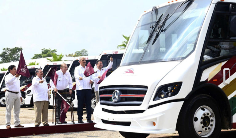 Dan banderazo en Tabasco a 40 Mercedes-Benz Zafiro GT para transporte público