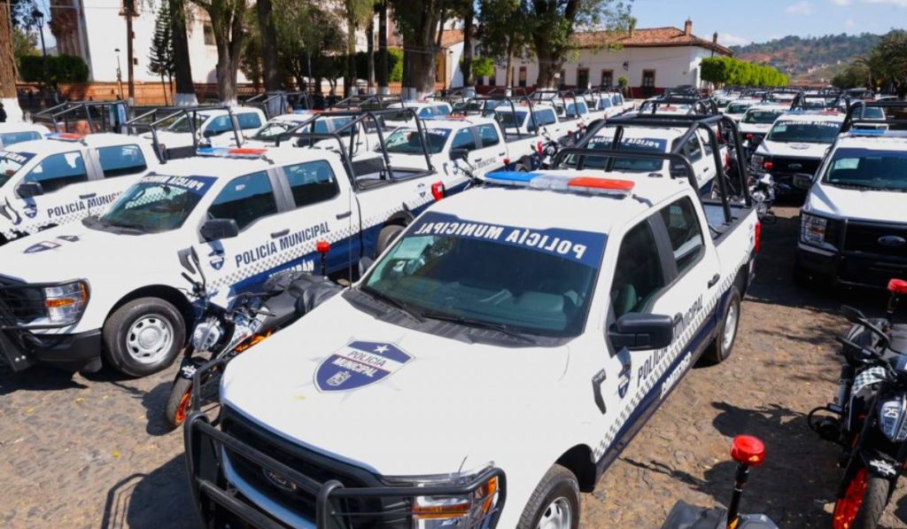 Michoacán equipa con 57 pickups a policías municipales