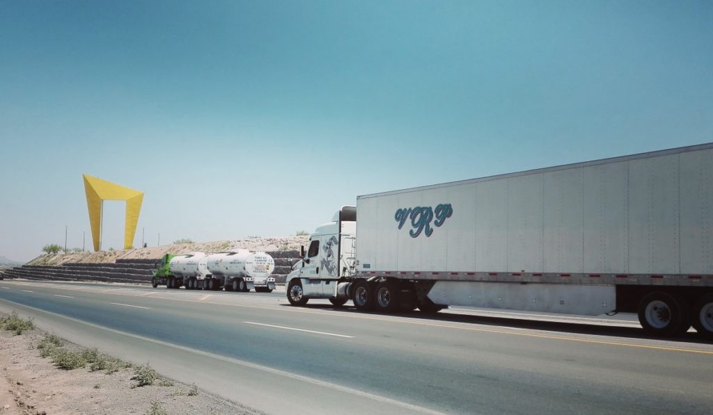 Dan reversa a cuotas de circulación al transporte de carga en Ciudad Juárez