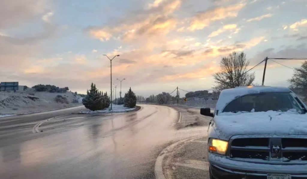 Blanca Navidad, prevén cierres carreteros por nevadas en el norte del país