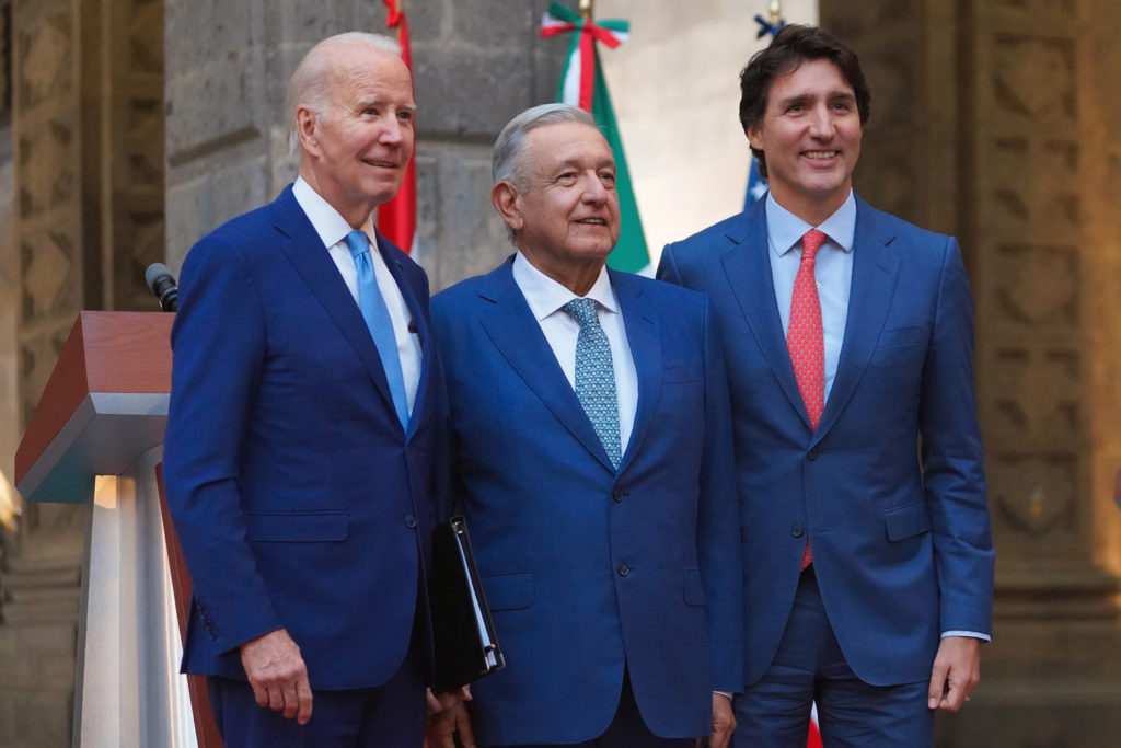 Biden pide a AMLO y Trudeau trabajar en la electromovilidad
