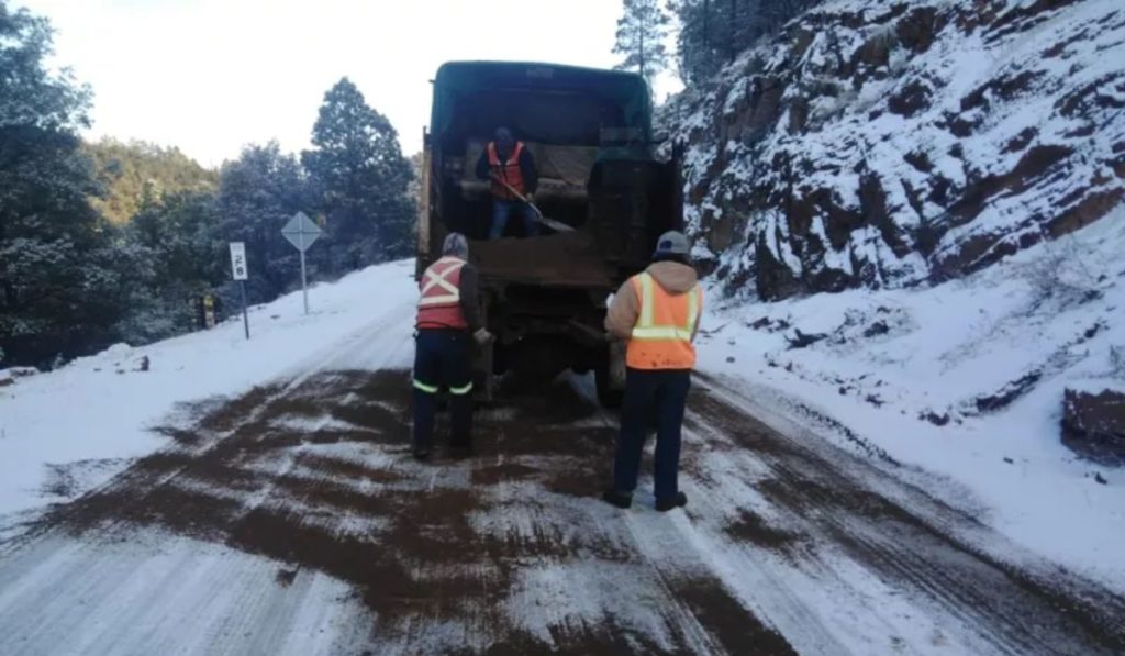 Chihuahua mantiene cierre de tramos por nevadas