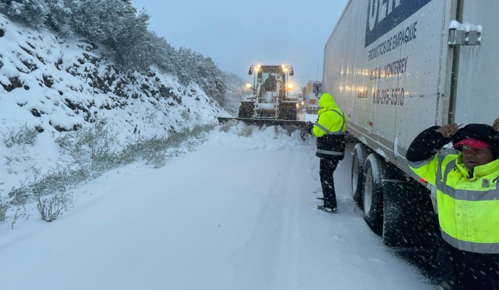 Mantienen cierre de la autopista La Rumorosa-Tecate por nevadas