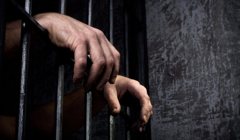 Les dan 16 años de prisión por robo de mercancía y uso de jammer