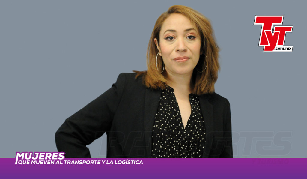 Araceli Hernández conduce al autotransporte hacia la transformación digital
