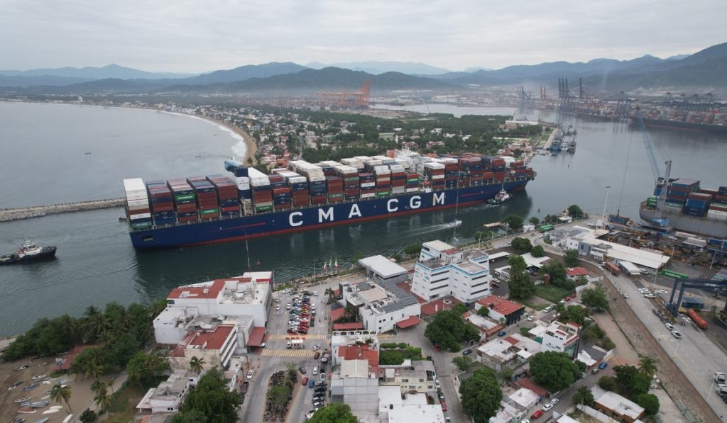 Atraca buque Alexander Von Humboldt en Manzanillo con 2,339 contenedores