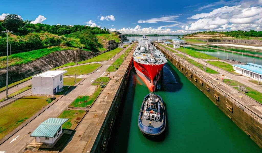 Canal de Panamá rechaza cierre por sequía; hay 134 barcos en espera