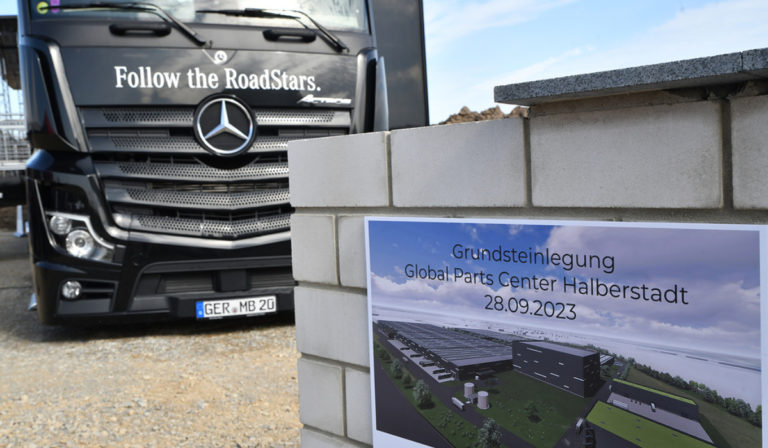 Centro-Logistico-Mercedes-Benz-Trucks