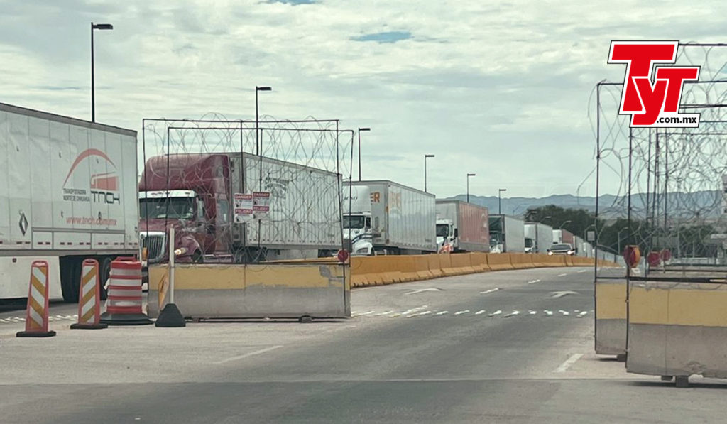 Fila de camiones en Ciudad Juárez