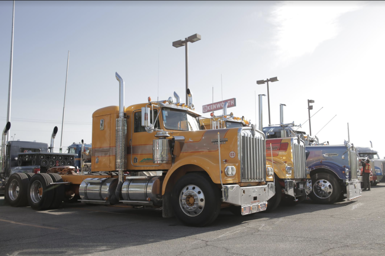 tractos-clásicos-visitan-kenworth
