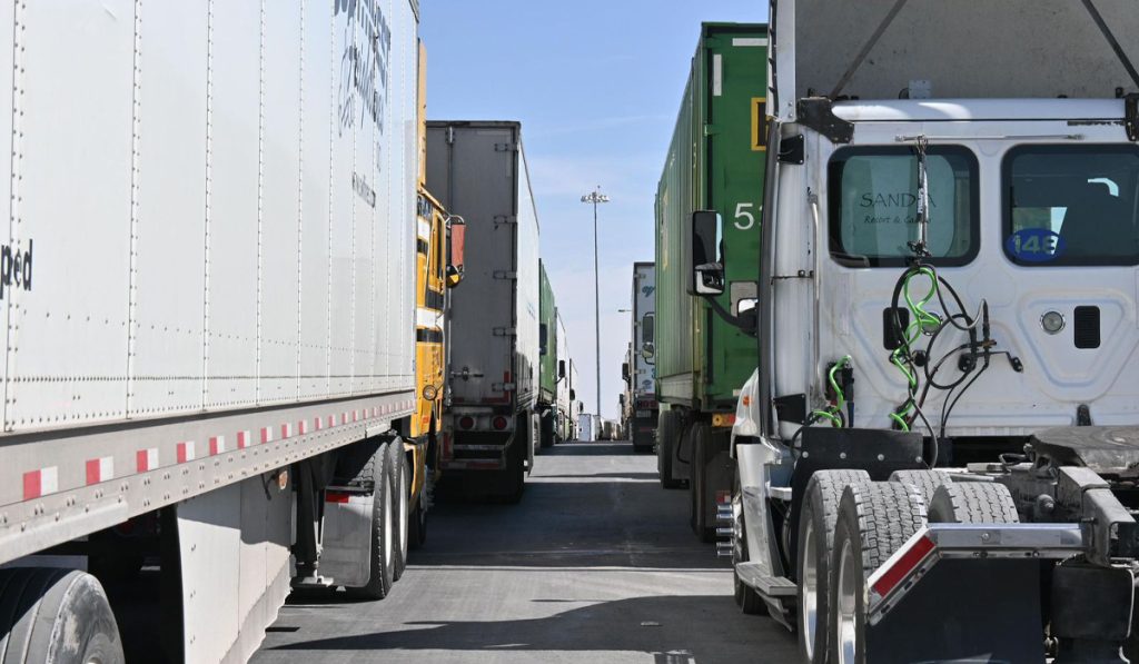 Autotransporte México-EU reporta el valor de carga más alto para un noviembre