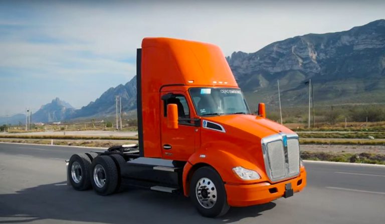 Kenworth Mexicana entrega el primer T680 eléctrico a Trayecto 